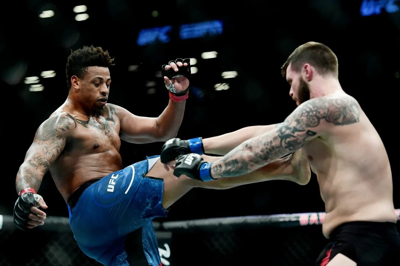 Грег Харди. Greg Hardy UFC. Грег Данн боец. Грег Харди Аллен Кроудер дисквалификация.