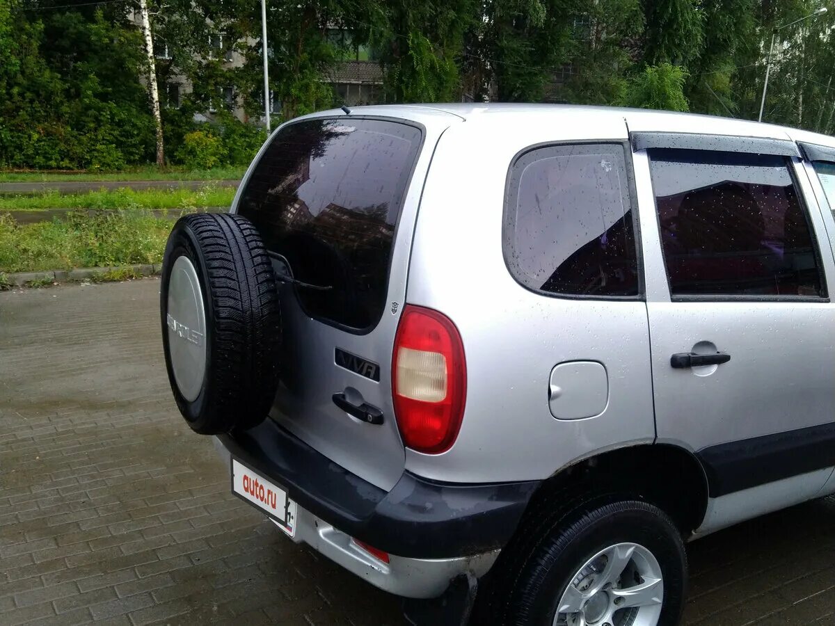 у один владелец. нива шевроле бу купить в иркутской области. нива шевроле белого цвета. шевроле нива 2005. б/у серебристый.