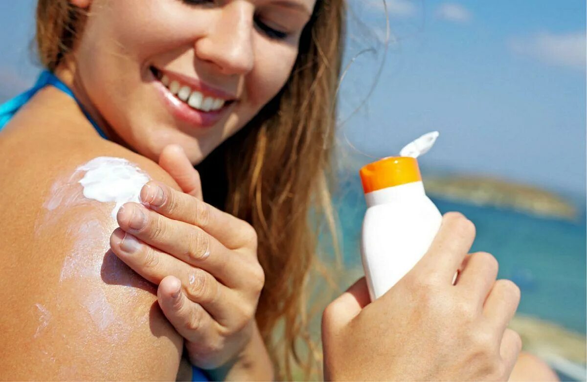 Загар крем увлажнять. Крем солнцезащитный. Солнцезащитные крема нанесение. Защита кожи от солнца. Нанесение крема для загара.