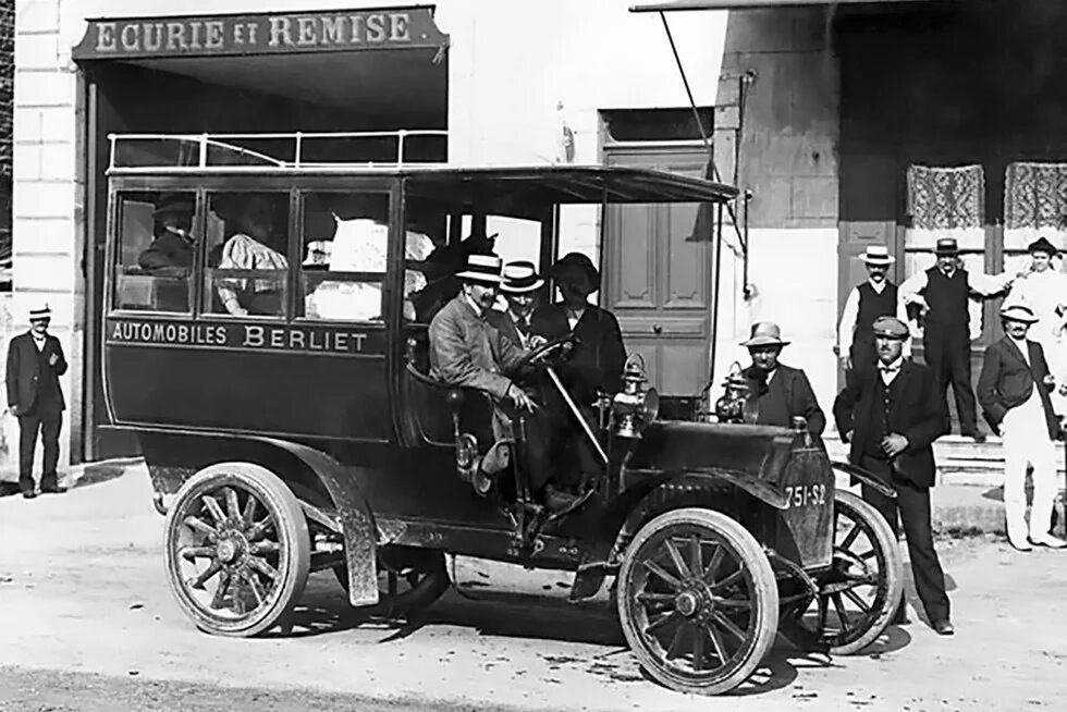 Первый автомобиль в москве. Berliet 1914. Автомобиль 1908 года. Таксомоторы Форда 1908. Транспорт 1908 года.