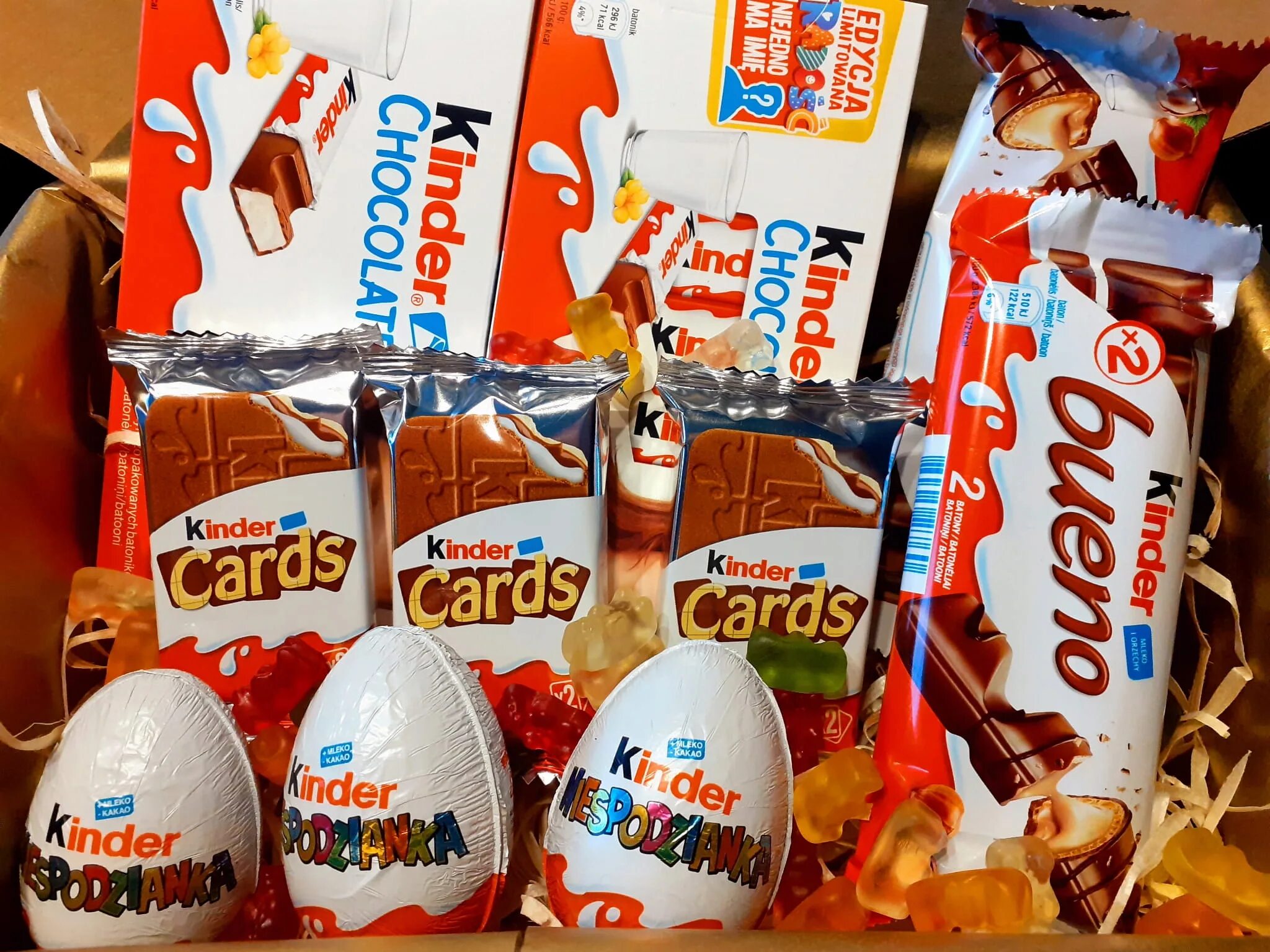 Kinder box. Киндер яйцо картинка.