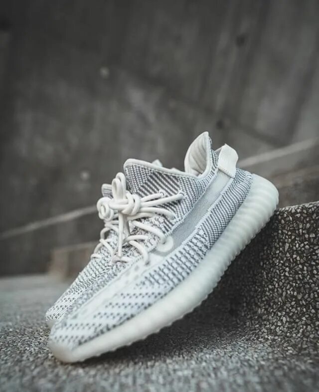 Кроссовки изи буст 350. Адидас ИЗИ буст 350. Adidas Yeezy 350. Адидас Yeezy Boost. Кроссовки адидас Yeezy Boost 350.