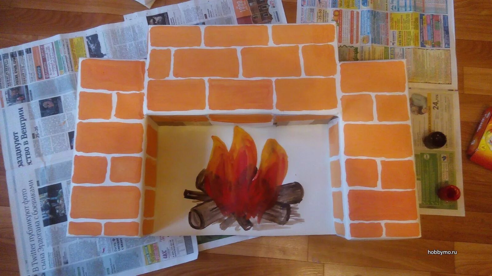 блоки из майнкрафта из бумаги. декор из папье маше. яркая кладка. кирпичи из гофрокартона. имитация кирпича на картоне.