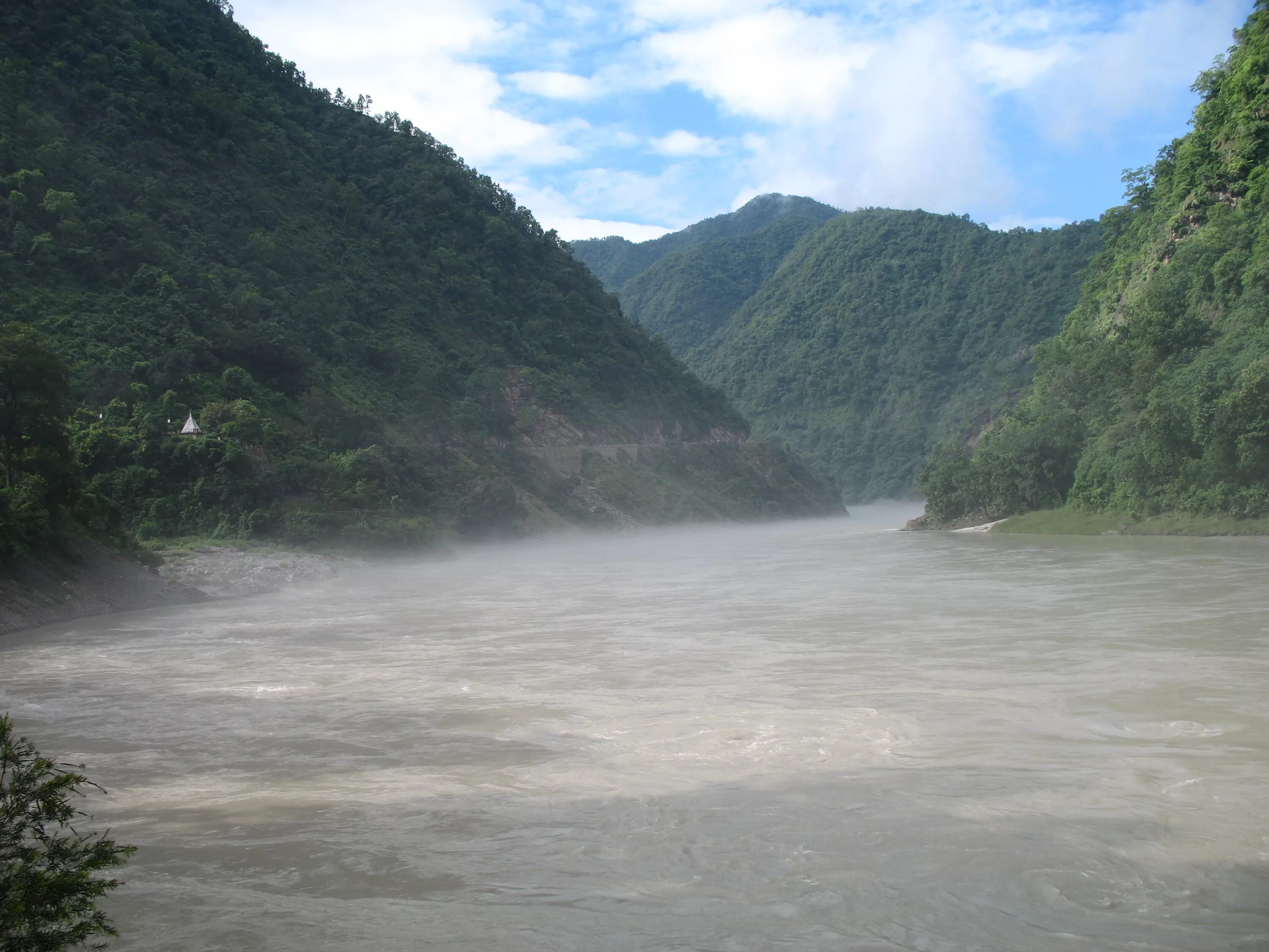 Какие реки берут начало в гималаях. Священная река в Индии Ганга. Реки Индии инд и ганг. Река Ямуна в Индии.