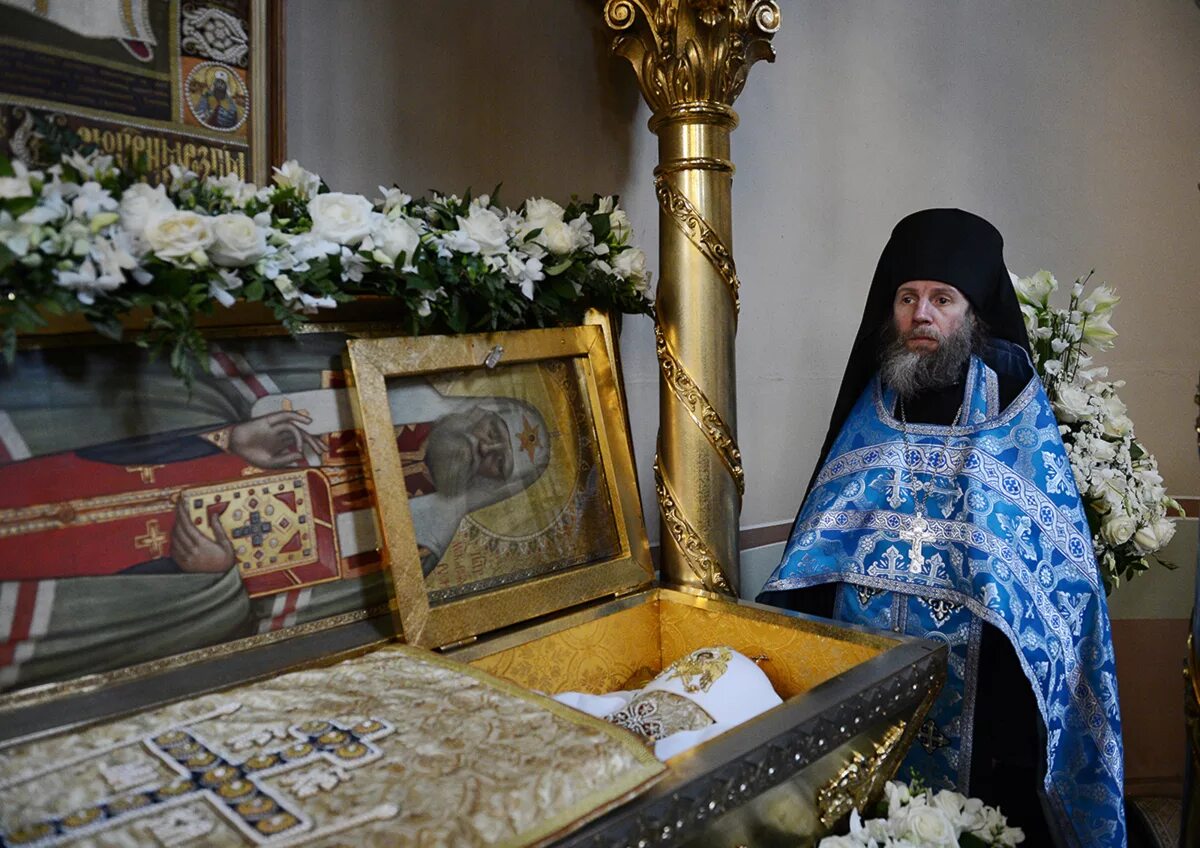 мощи святителя петра в успенском. св. мощи алексия митрополита московского. мощи патриарха тихона в донском монастыре. донской монастырь мощи патриарха тихона.