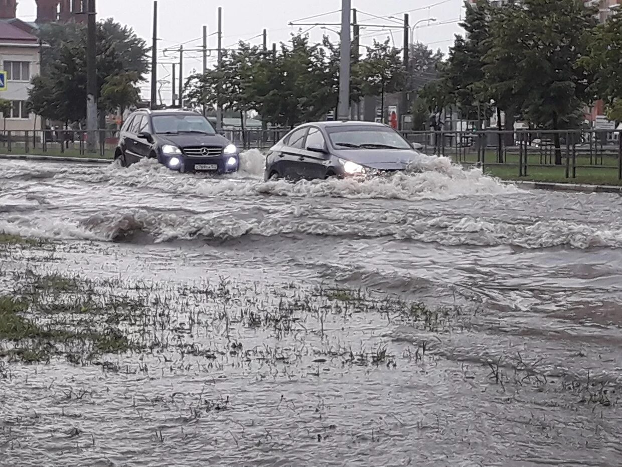 Машину смыло водой. Наводнение в Краснодаре. Ливень в Краснодаре. Дожди в Краснодарском крае. Дожди в Краснодаре затопило.