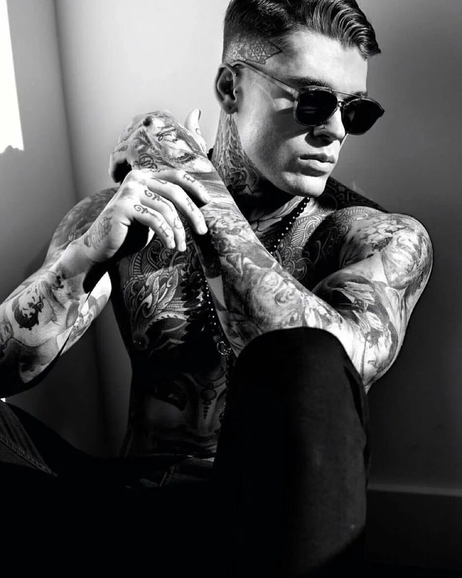 Стивен джеймс. Два татуированных парня. Два татуированных парня. Два татуированных парня. Стивен джеймс 2022 фотосессии.