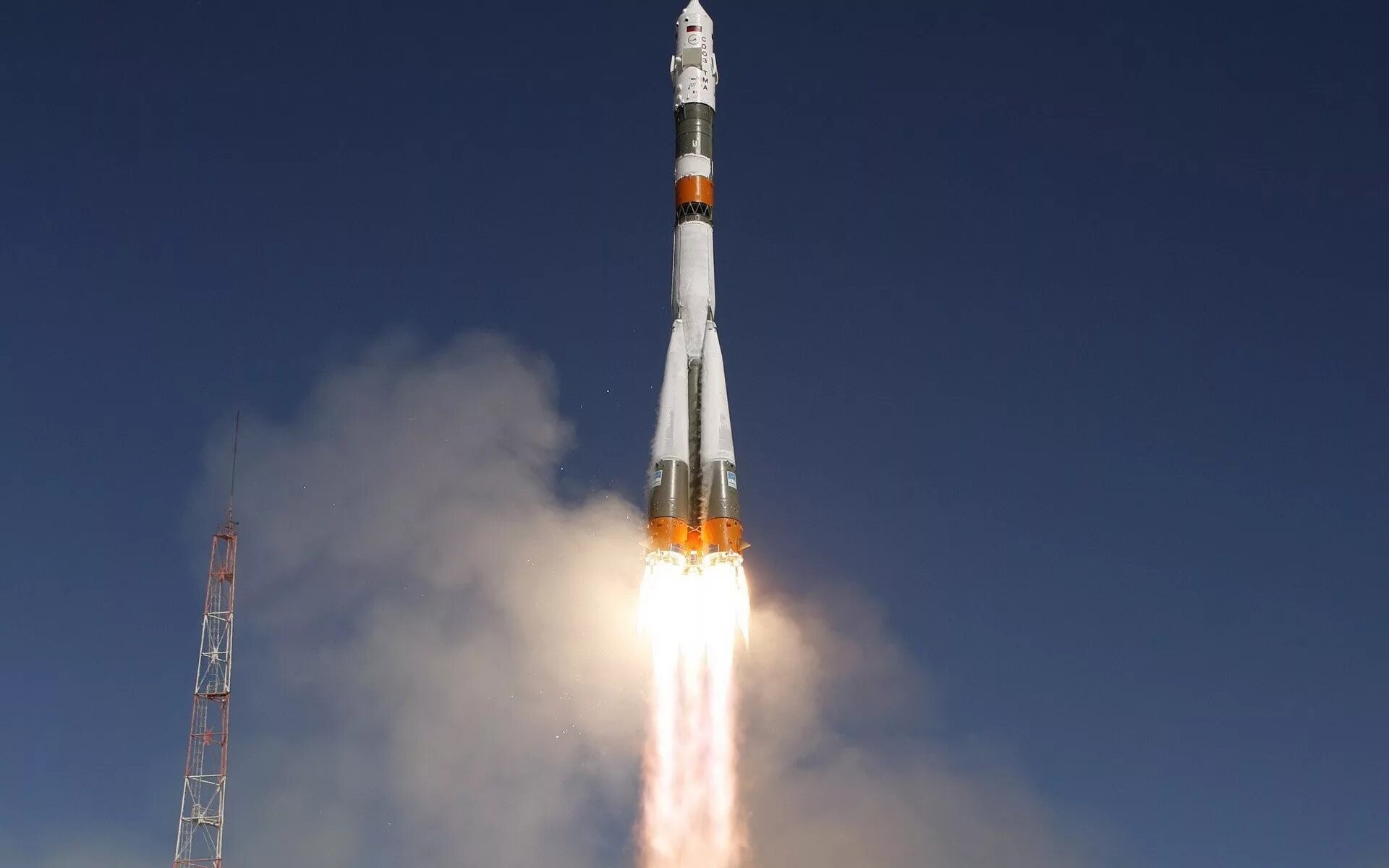 Взлет ракеты в космос. Союз тма 1. союз тма на старте. космическая ракета. взлет ракеты.