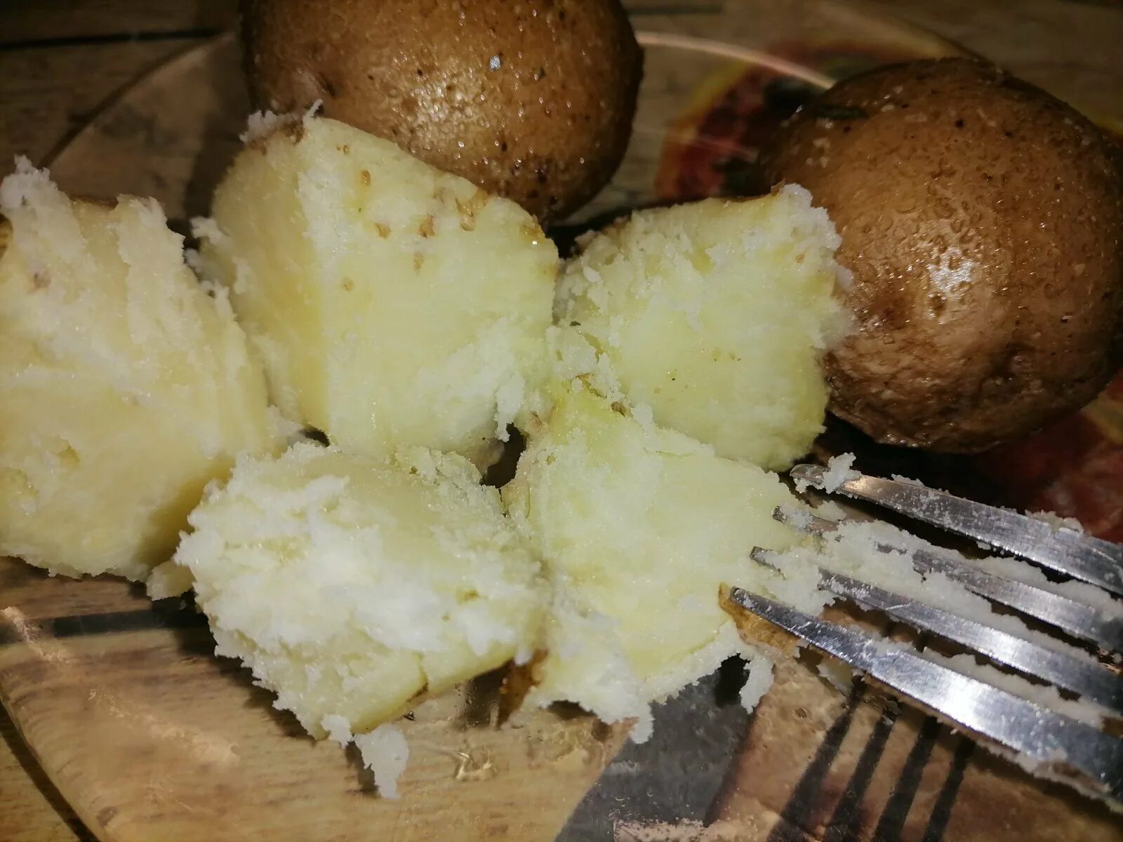 Отваривая картофель клубни опускайте в уже кипящую. Рассыпчатая картошка. Вареная картошка в мундире. Разваристый картофель. Рассыпчатый картофель.