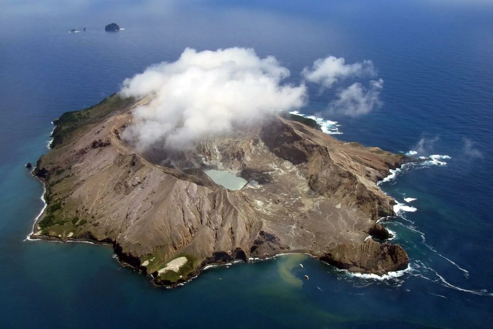 Страна острова вулканы. Вулкан Уайт-Айленд. Вулканический остров Уайт-Айленд. Остров Суртсей Исландия. Уайт Айленд новая Зеландия.