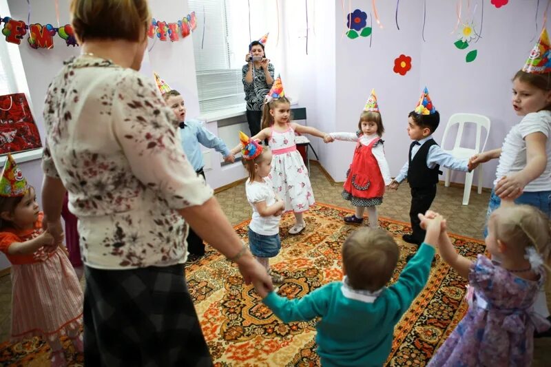 каравай каравай в детском саду. хоровод каравай на день рождения в детском саду. каравай кого хочешь выбирай для детей в детском саду. народная игра каравай. хоровод каравай.