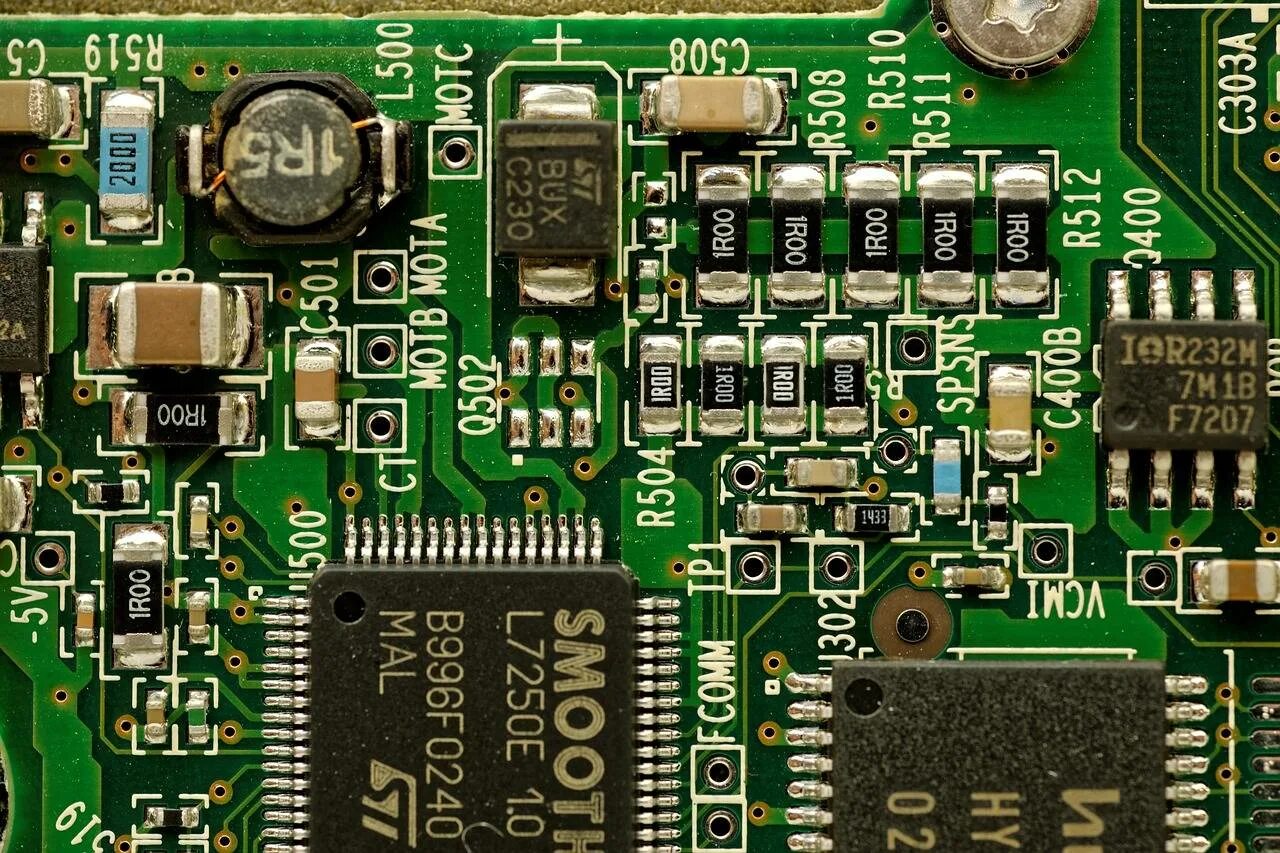 Микросхема под. Поверхностный монтаж SMD компонентов. SMD компоненты на печатной плате. SMD элемент 05sp. S1tb микросхема SMD.