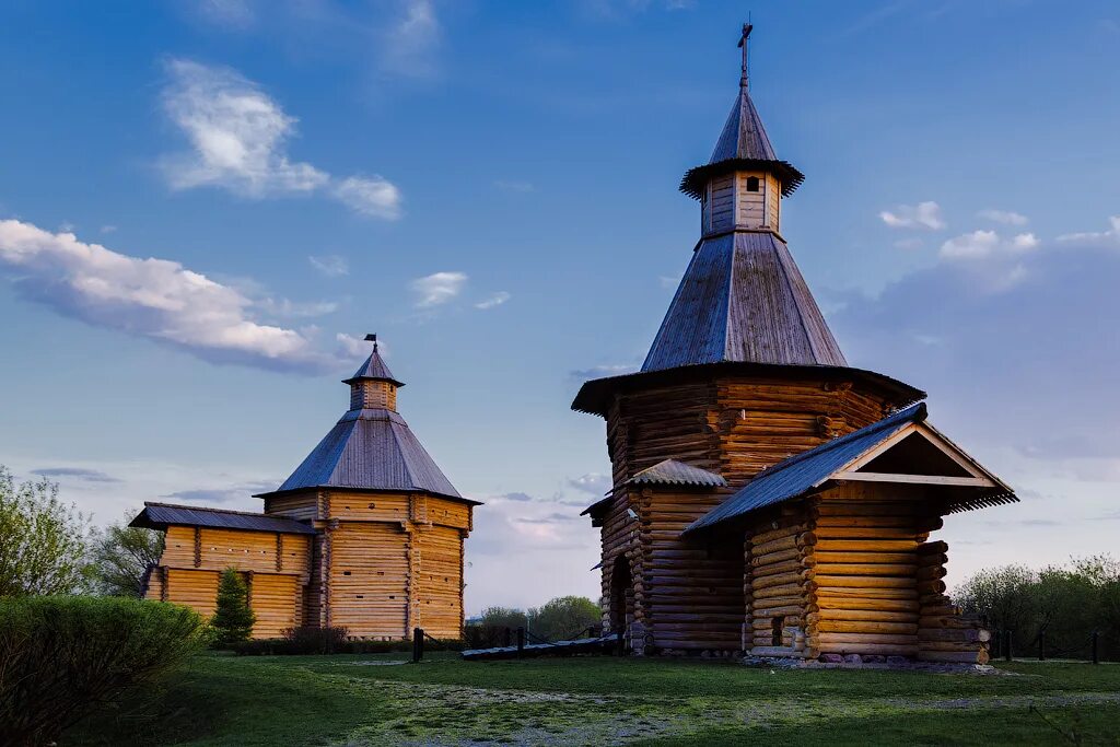 Коломенское деревянные постройки. Деревянное зодчество в коломенском. Музей зодчества коломенское. Музей деревянного зодчества в коломенском. Музей зодчества коломенское.