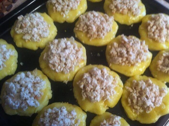 Фаршированный картофель в духовке с фаршем в соусе. Фаршированная картошка с фаршем в духовке. Картофель с начинкой из фарша. Крошка картошка картофель запеченный с сыром. Картофель с начинкой из фарша.