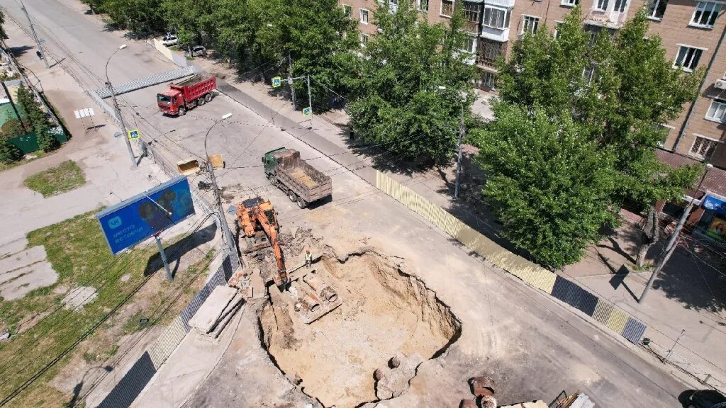 Новосибирск ремонт сайт. Ремонтные работы в городе. Изрытая земля. Фото машины с улицы в городе Новосибирск.