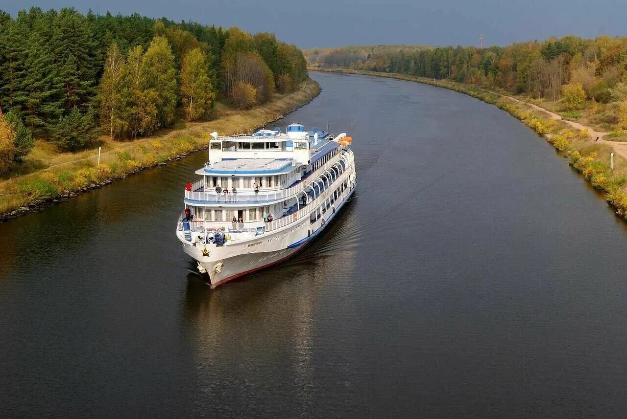 Теплоход амстердам. Виды речного транспорта. Речной транспорт реки. Речной буксир миссисипи. Круизный теплоход рылеев.