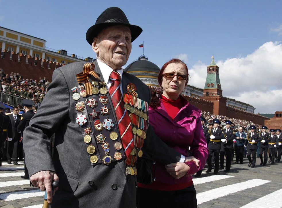 Ветераны на параде Победы. Парад ветеранов на красной площади. Ветераны на параде Победы в Москве. Парад ветеранов на красной площади 2000.