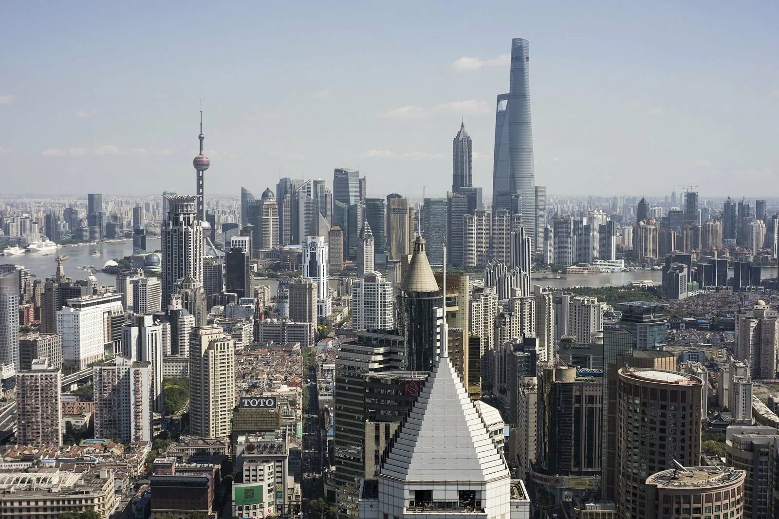 Шанхай небоскребы. 632-Метровая Шанхайская башня. Шанхайская башня вид с птичьего полета. Broadway Mansions – первый небоскреб Шанхая.