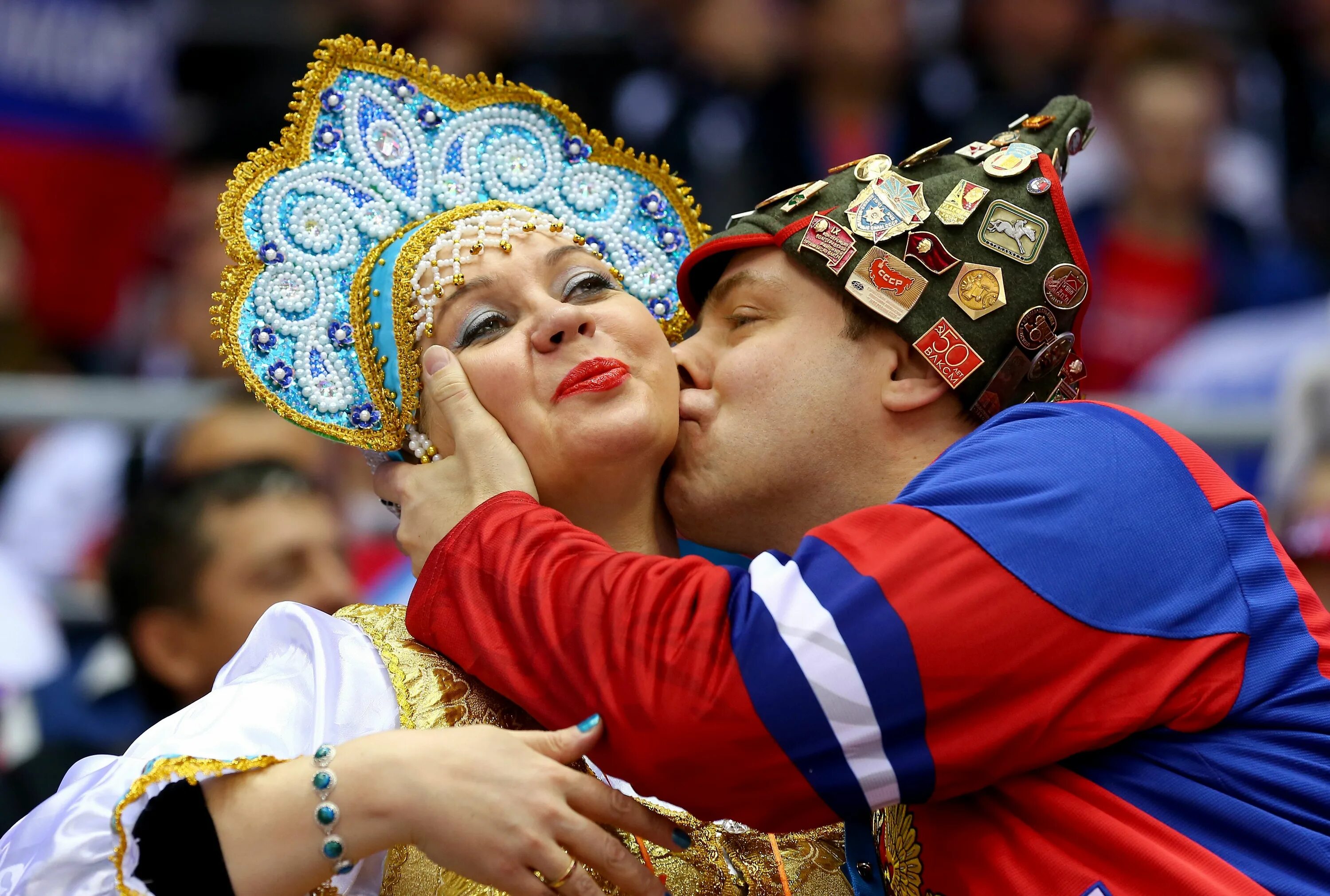 Russian fan. Фанаты в кокошниках. Девушки в кокошниках на футболе. Российские болельщики в кокошниках. Русские в кокошниках на ЧМ.