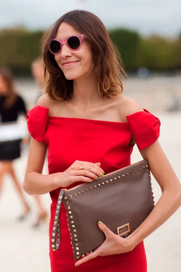 Шарф с красным платьем. Какая сумка подойдет к платью. Сочетание красного платья с цветом. Коралловое платье и серые туфли. Образ с розовыми туфлями.