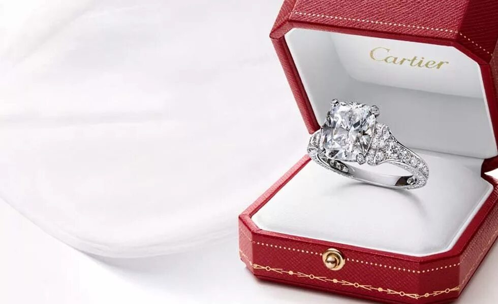 Драгоценность предложение. Золотое кольцо Картье. Кольцо Cartier Engagement. Золотые кольца Cartier. Тиффани и Картье кольца.