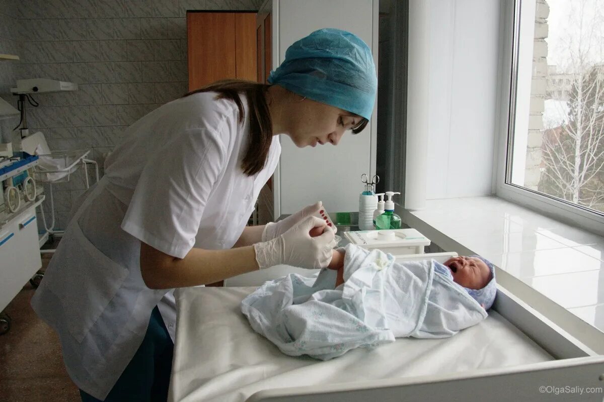 Медсестры в родильном отделении. Акушерский стационар. Акушерский стационар. Медицинская сестра. Медсестра и новорожденный ребёнок.