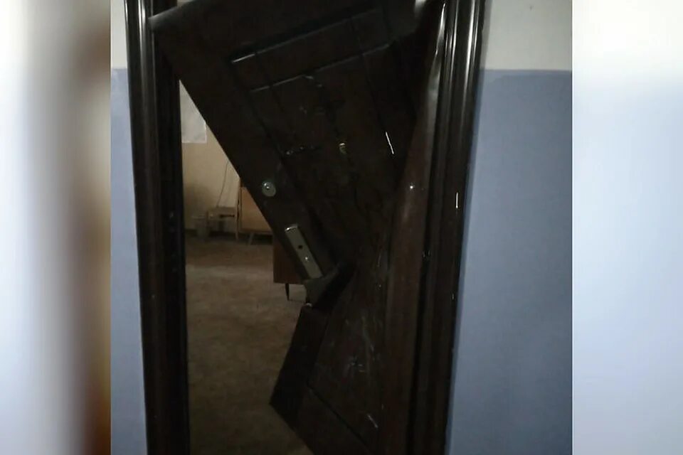 Сломалась железная дверь. Сломанная входная дверь. Сломанные двери металлические входные. Разломанная железная дверь. Сломанная металлическая дверь.