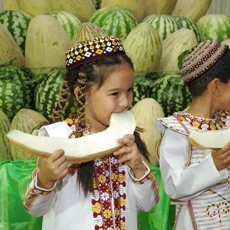 Узбекская туркменская. Туркменистан,дыни, бахчи. Мирзачульские дыни Узбекистан. Дыни чарджуйские Туркмения. Туркменская дыня Чарджоуская.