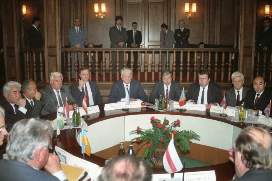 8 декабря 1991 года был подписан. Заседание СНГ 1991. СНГ 8 декабря 1991. Возрождение СНГ 1991 год. Встреча председателей правительства СНГ В 1997 году.