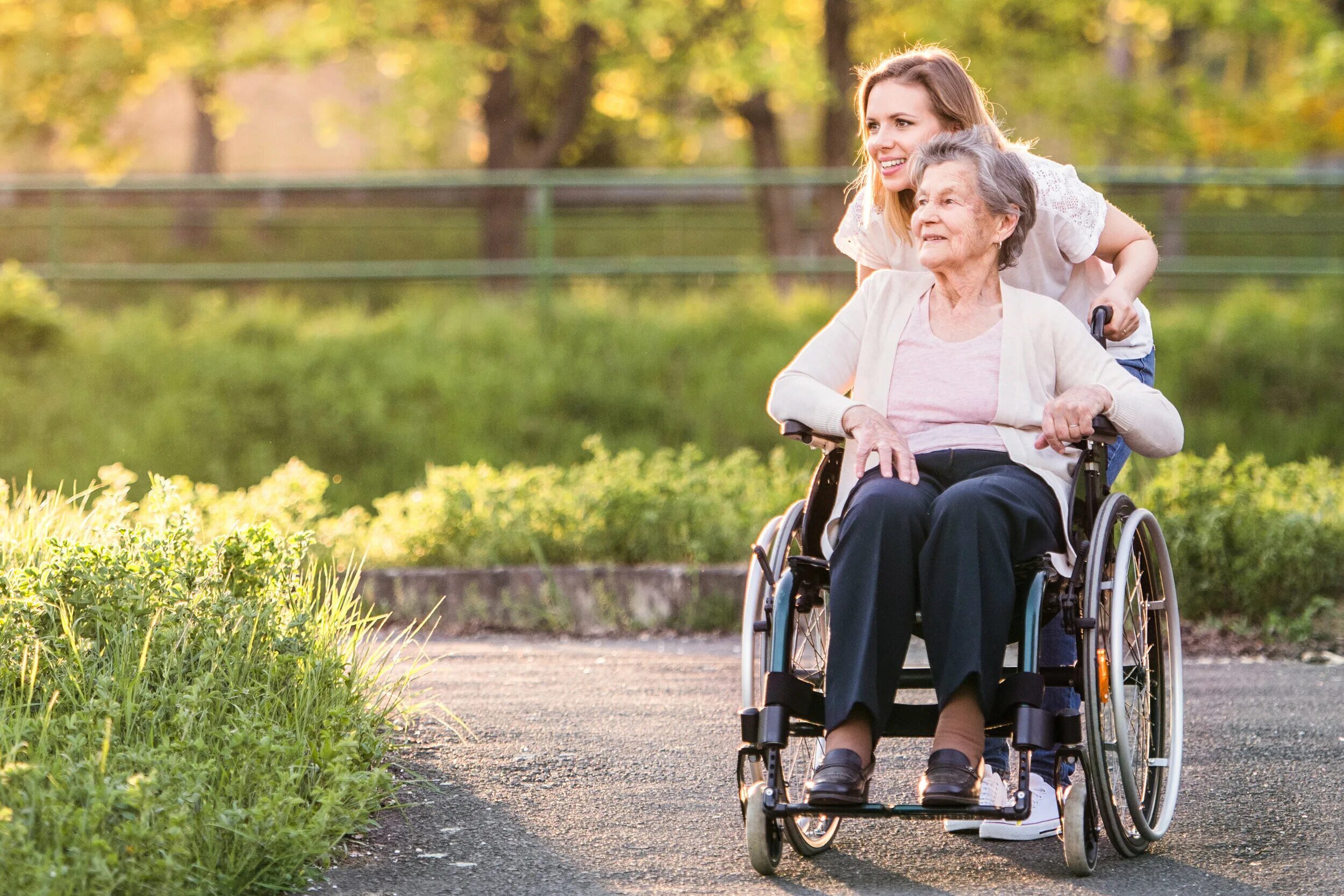 Уходу за нетрудоспособным человеком фото. Care disabled. Elderly and disabled people. Care for the disabled.