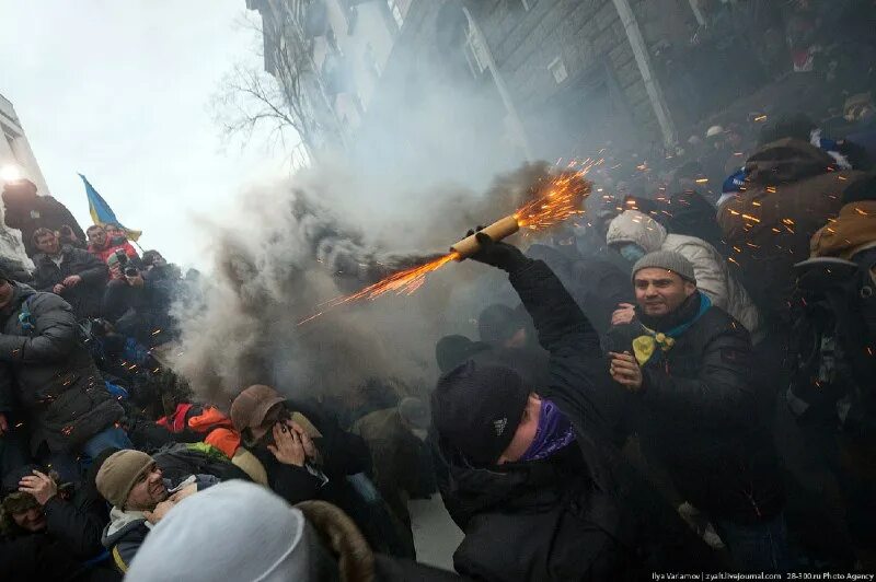 Халықтық майдан. Евромайдан штурм Банковой. Штурм администрации президента в Киеве. Майдан 2014 в Украине штурм администрации президента. Евромайдан 2013.