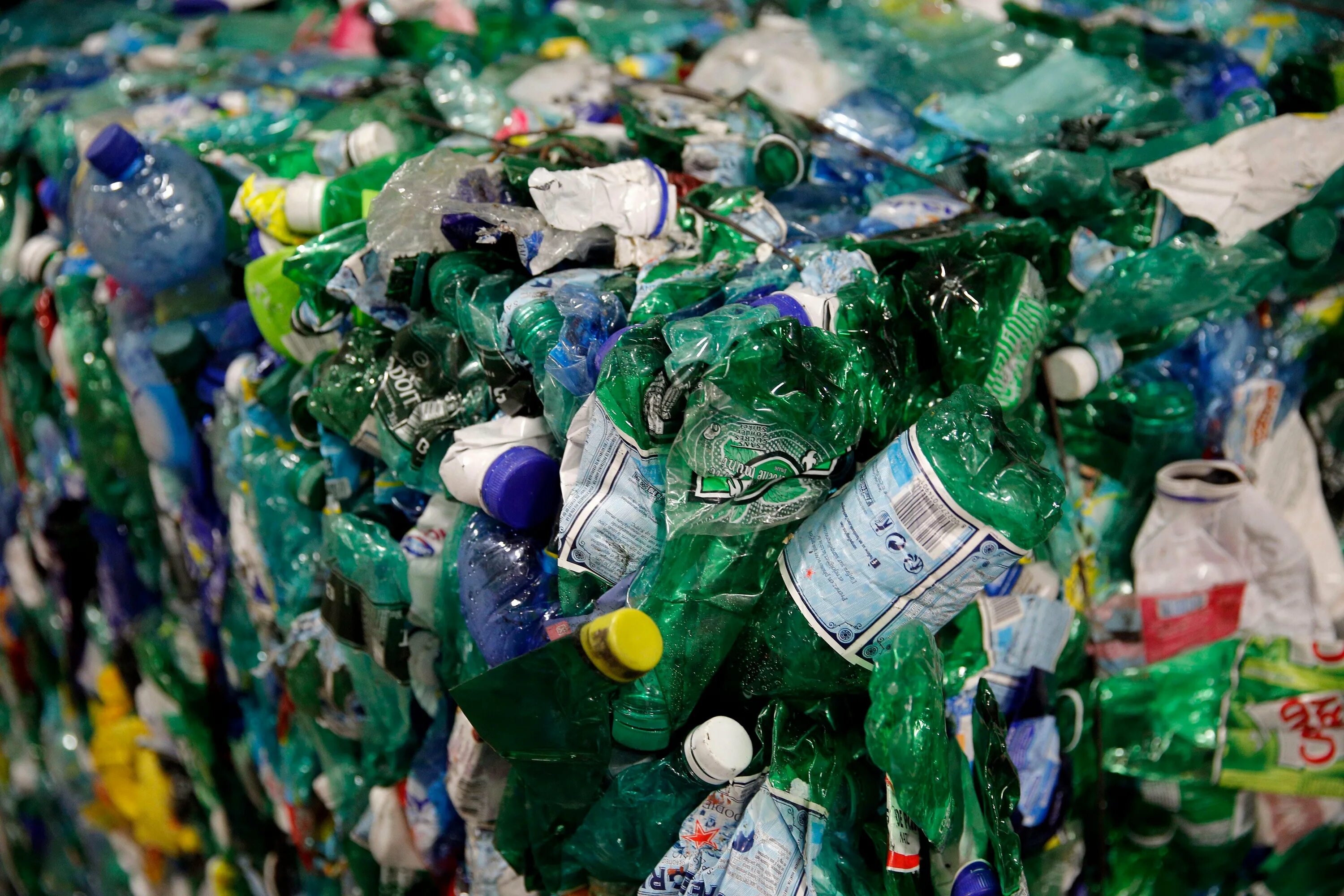 Перерабатывающие бактерии. Пластиковые отходы. Пластиковый мусор. Пластиковые бутылки мусор. Куча пластиковых бутылок.