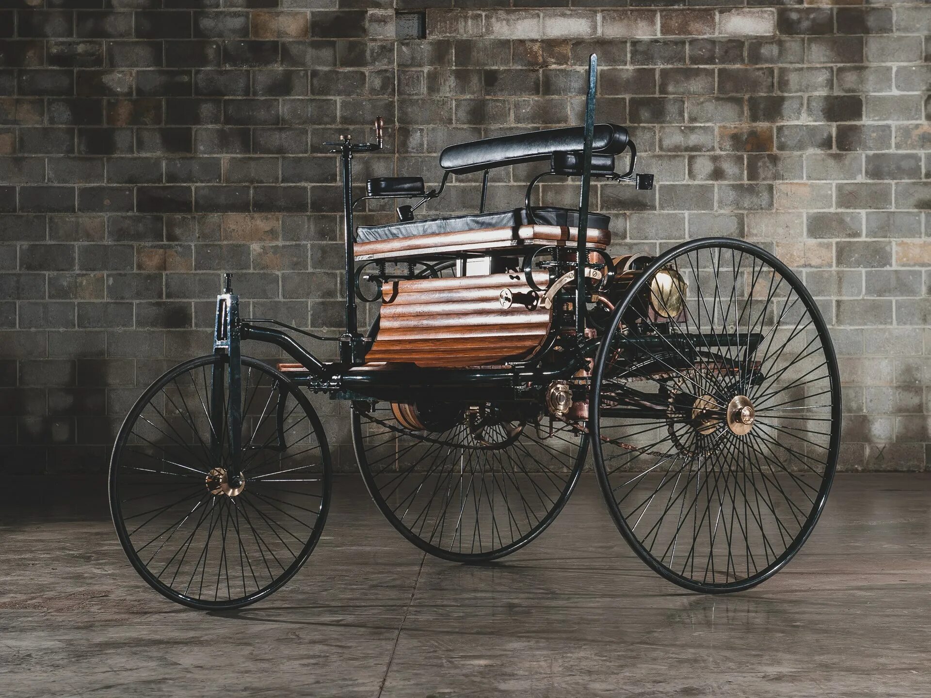Какая лучше первая машина. Benz Patent-Motorwagen 1886. Benz 1886. Benz Patent-Motorwagen 1886 года.