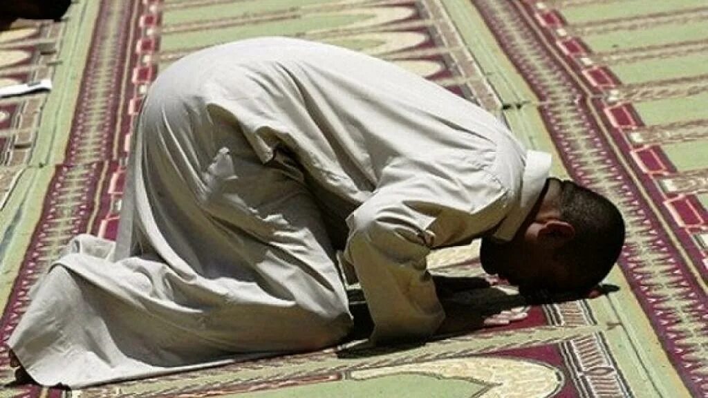 Суджуд сахв. Поклонение мусульман. Мусульманин поклоняется. Мусульманин молится.