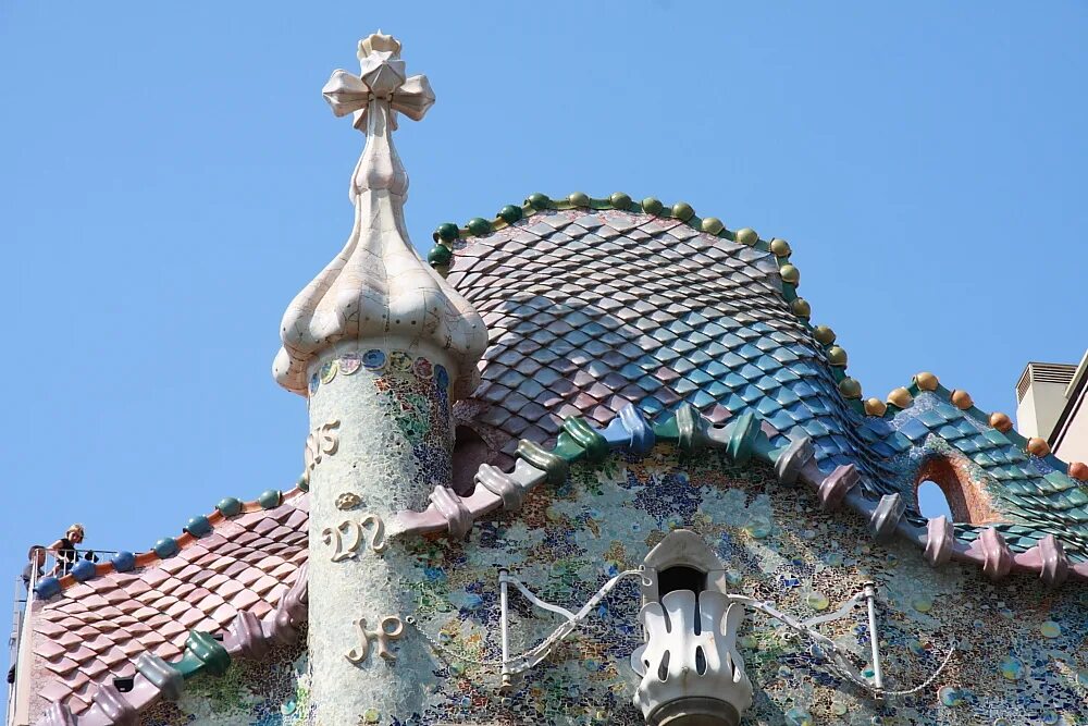 дом кальвет (la casa calvet). гефест скульптура. гауди архитектура скульптура на крыше дева мария. покровители архитектуры. дом кальвет в барселоне.