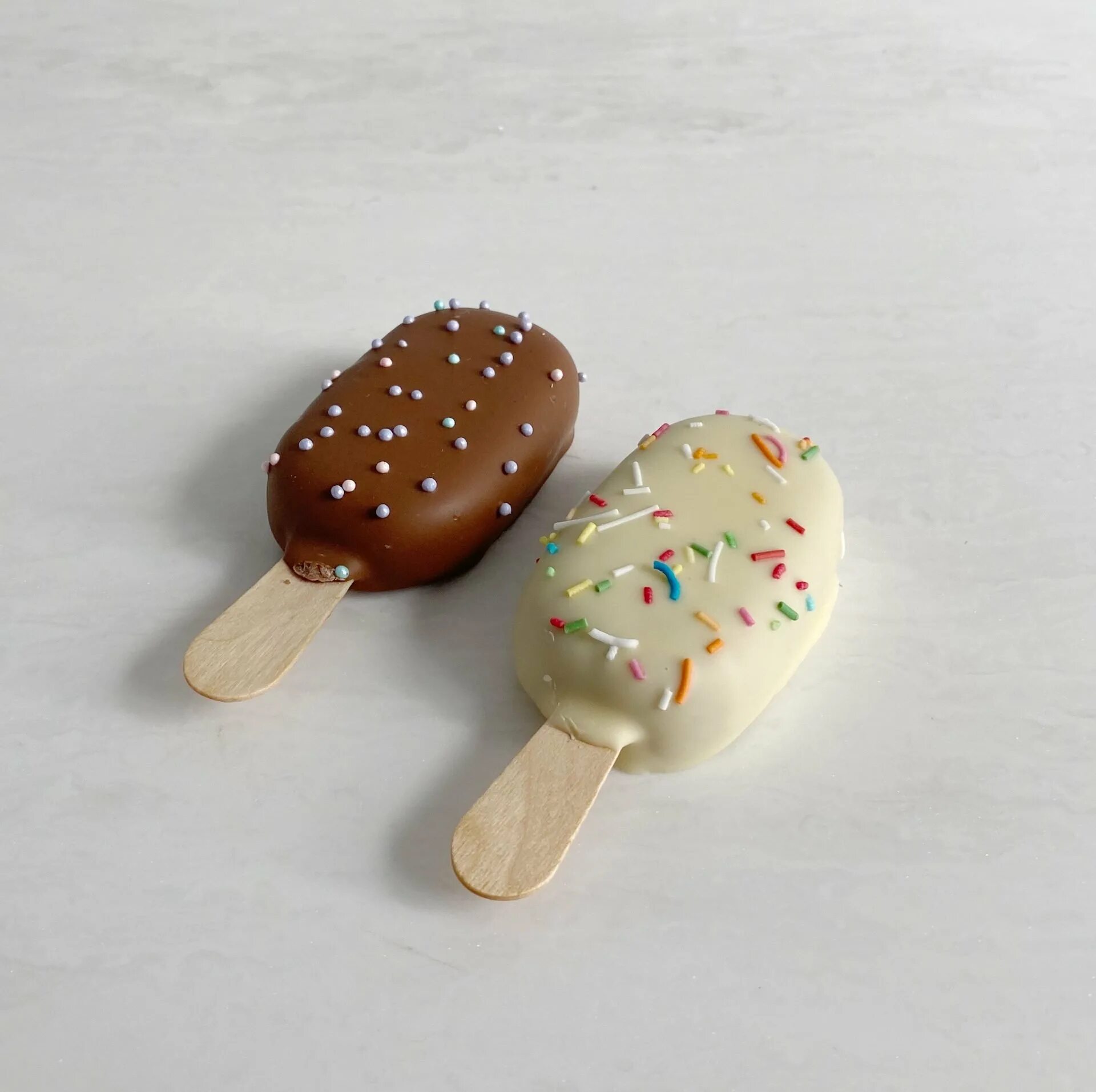 Кейк попсы эскимо. Пирожное мороженое эскимо. Мороженое на палочке. Пирожные эскимо на палочке. Домашнее эскимо на палочке