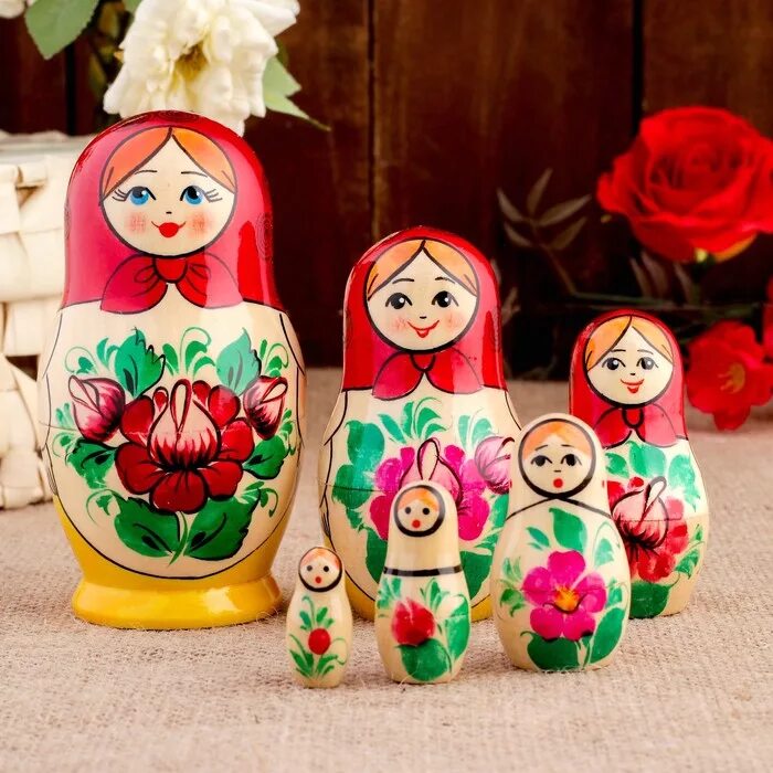 Матрешка из какого дерева. Вятская матрешка. традиционная вятская матрешка. вятская роспись матрешки. вятская игрушка матрешка.