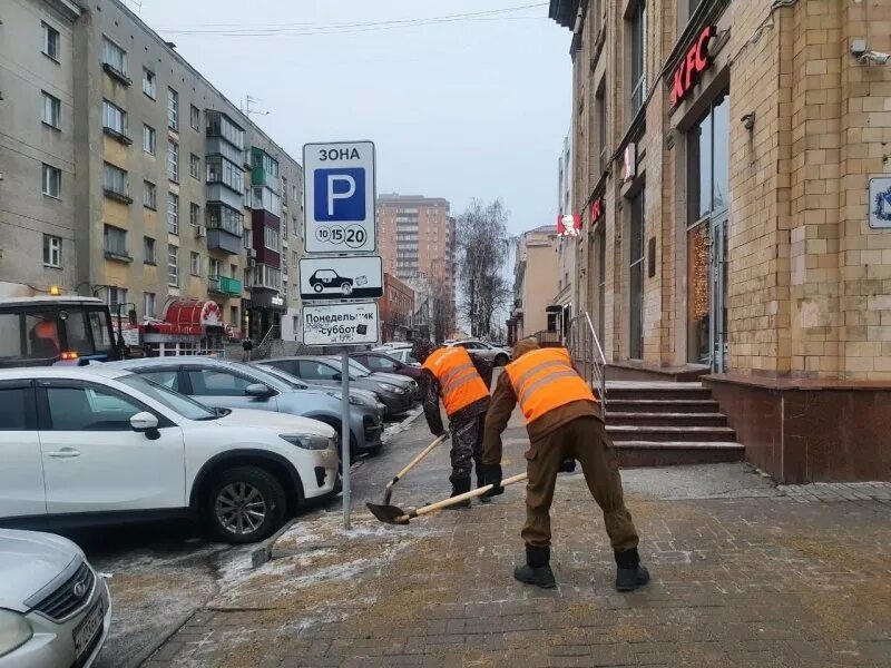 Курск клининговые. Лобне убирают лед. Коммунальщики убирают лед. Лед Курск. Убирать лед у дома с дороги.