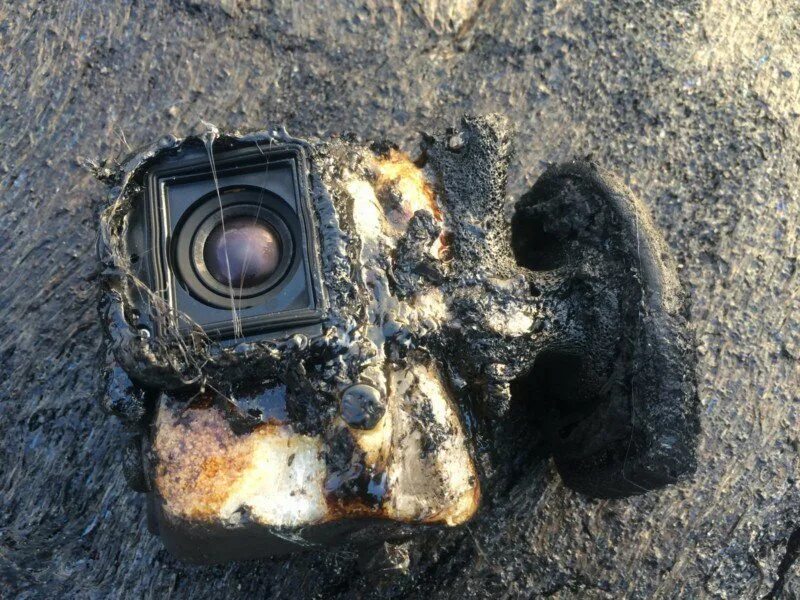 Сгорели камеры. Утонувший фотоаппарат. Камера горит.