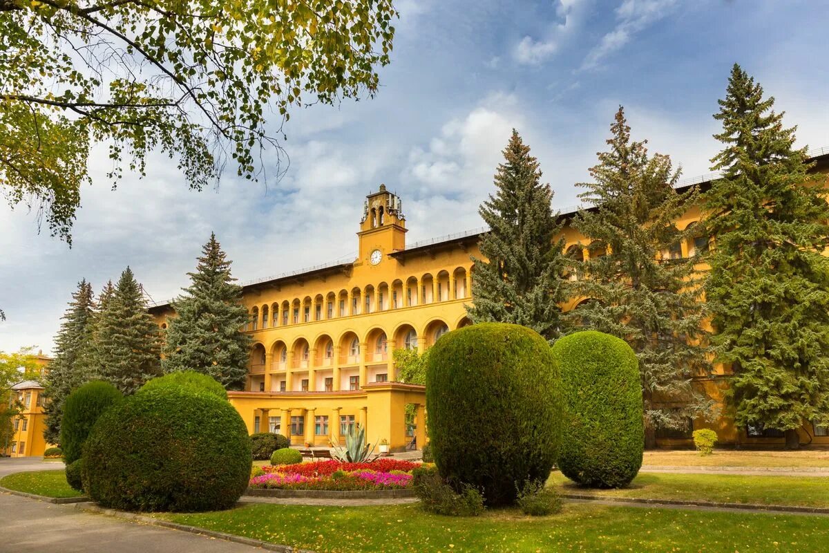 Санаторий. Санаторий Москва Кисловодск. Кисловодский санаторий. Санаторий Москва архитектура Кисловодск. Санаторий Пекин в Кисловодске.