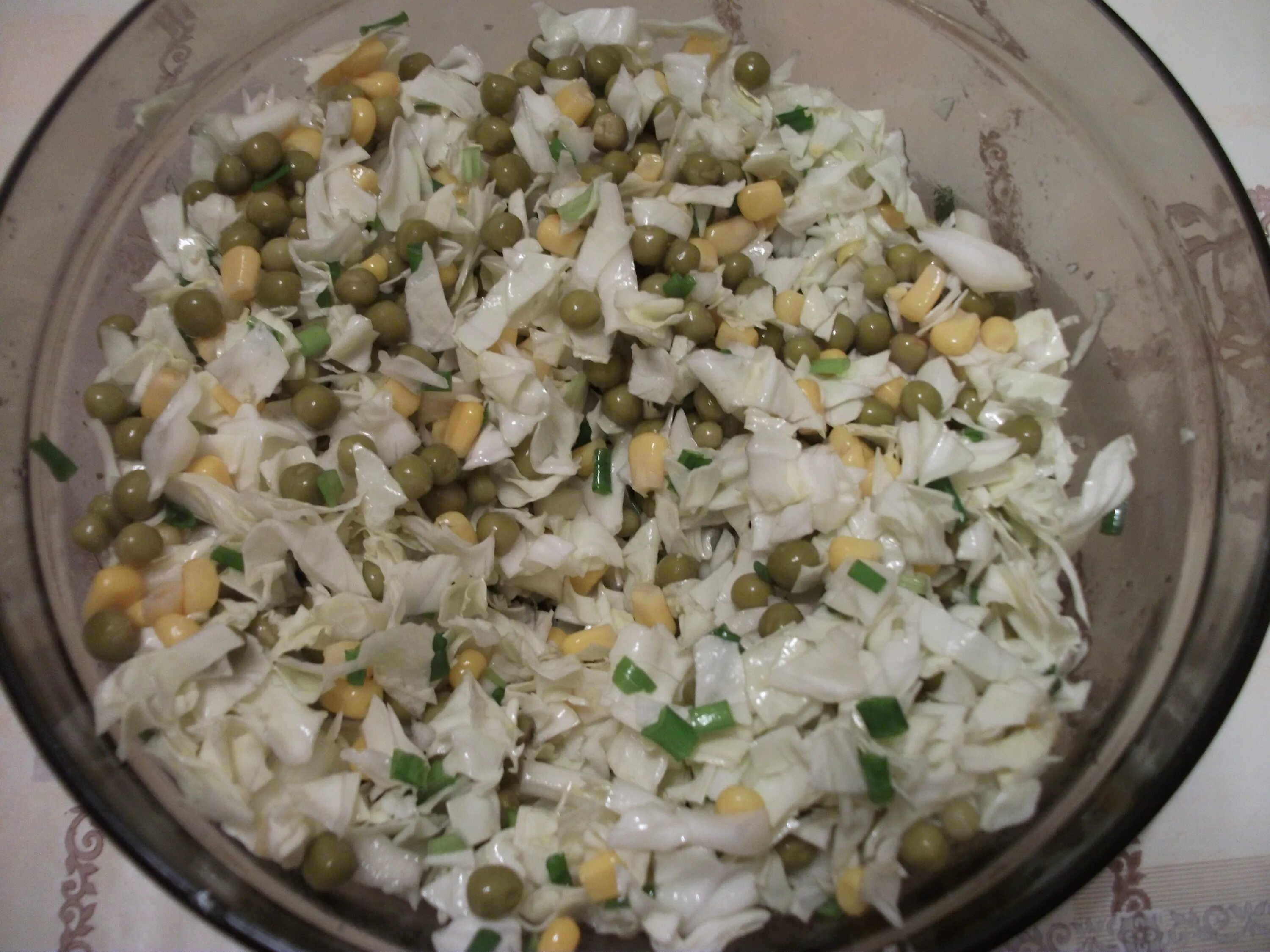 капуста горошек кукуруза. крабовый салат с пекинской капустой. салат из молодой капусты с огурцом и кукурузой. капуста горошек кукуруза. салат с кальмарами и горошком.