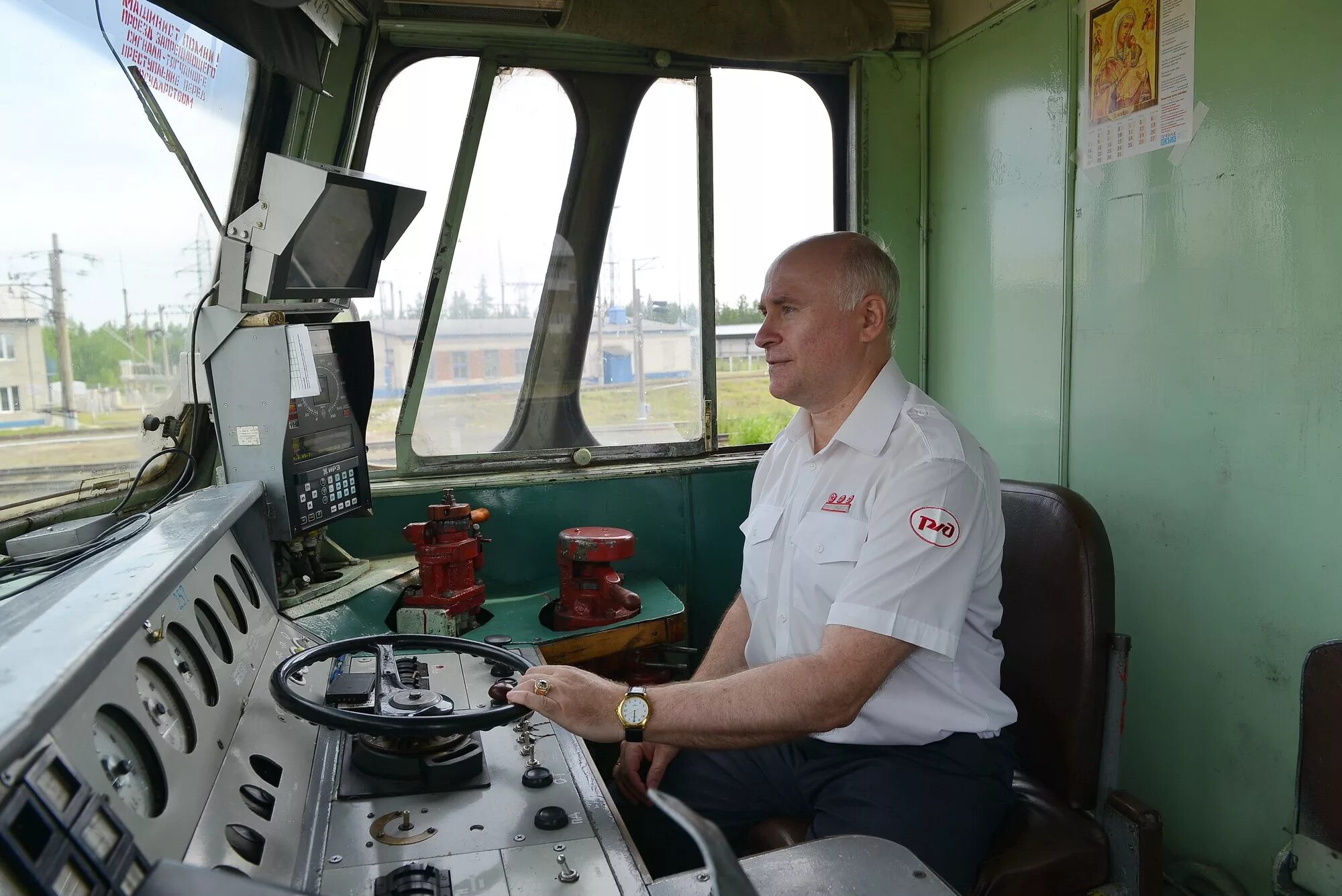 помощник машиниста электровоза тепловоза. профессия машинист тепловоза. локомотивная бригада электропоезда. ржд машинист работать. машинист электропоезда ржд.