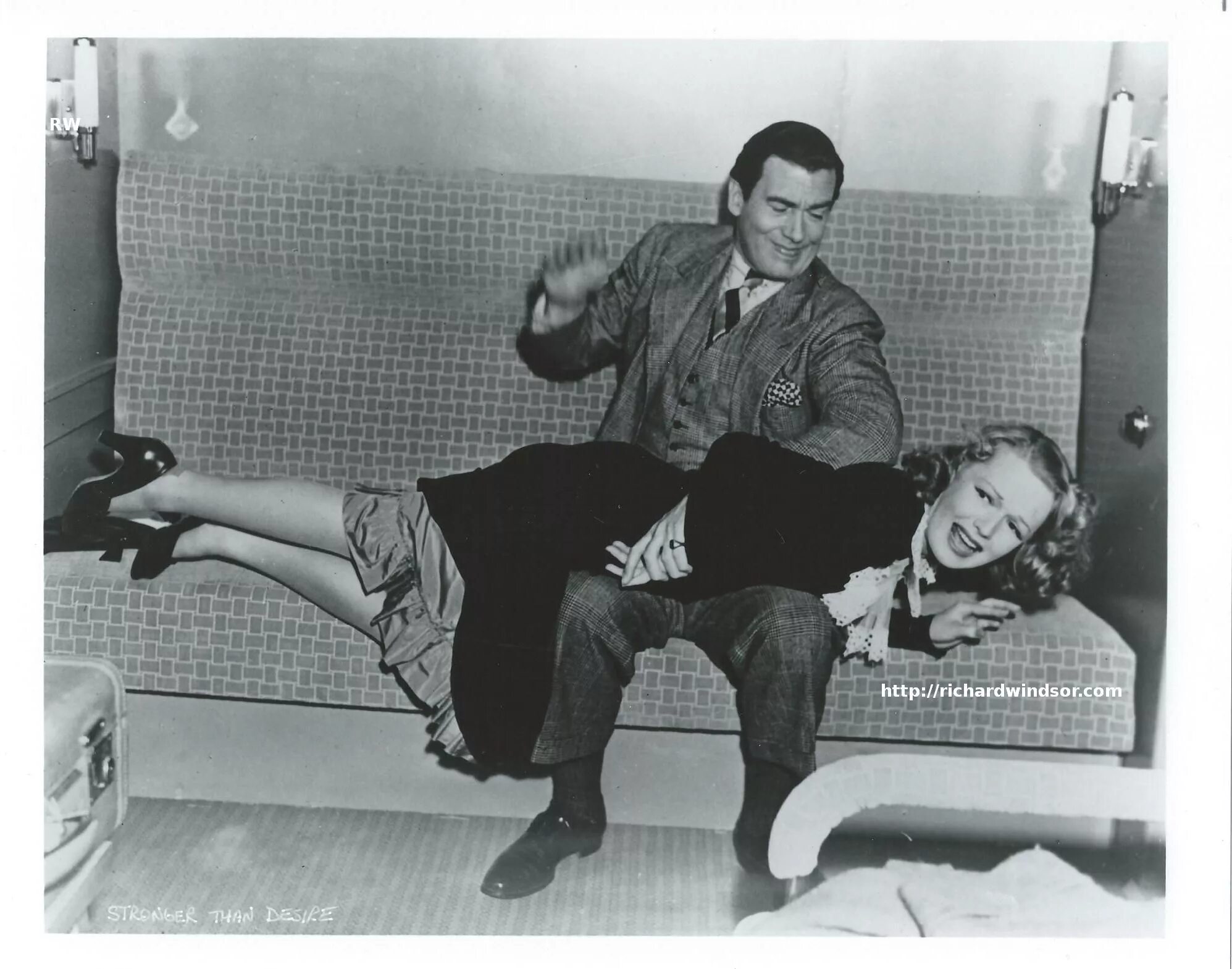 Нельзя бить женщину картинки. Женщину даже наказать нельзя. Ты будешь наказан не за свой гнев ты будешь наказан своим гневом будда. Женщину даже наказать нельзя картинка. Я плохая накажи меня.