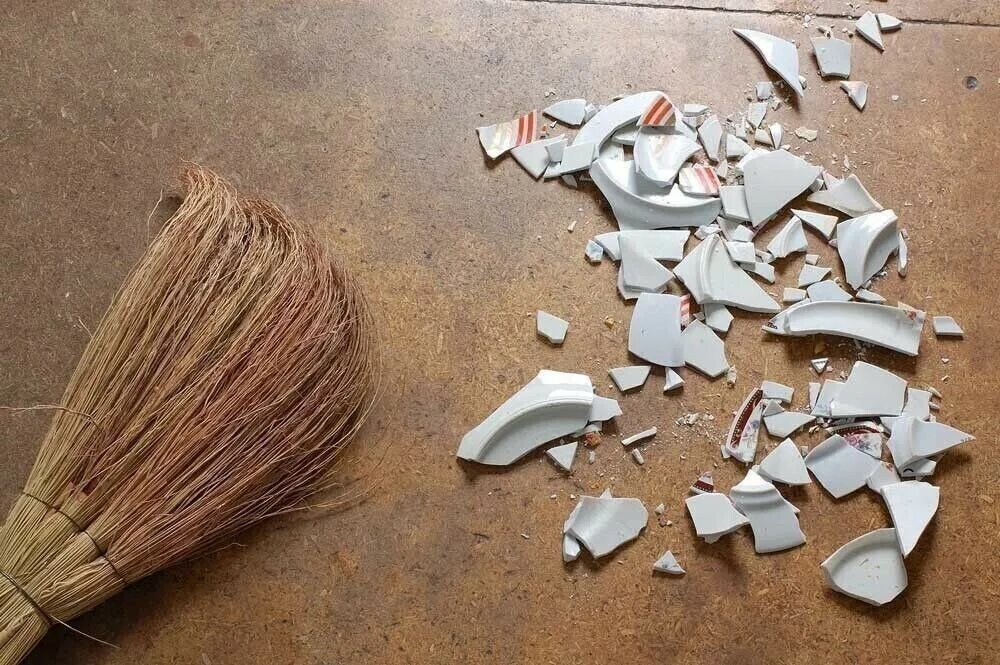 Разбилась посуда примета. Разбитая посуда на полу. Разбитая посуда. Разбитая посуда. Разбитые тарелки.