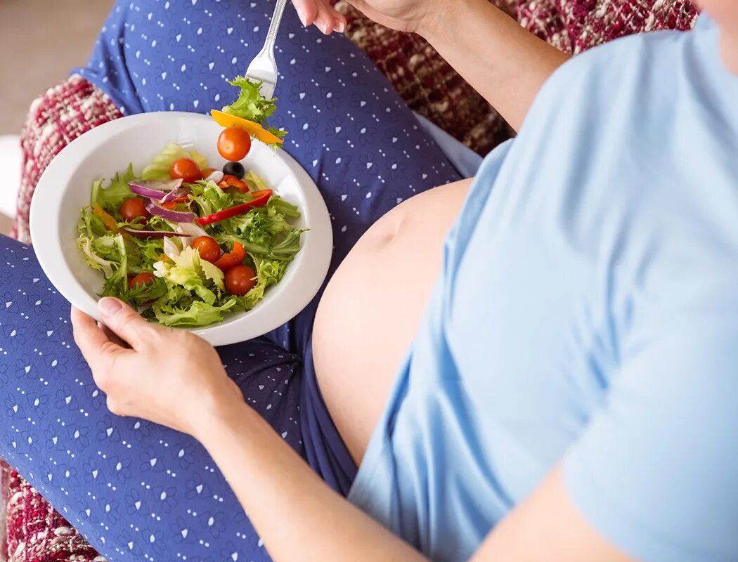 Беременна в 1. Питание беременных. Питание беременной женщины. Беременная женщина ест. Завтрак беременной.
