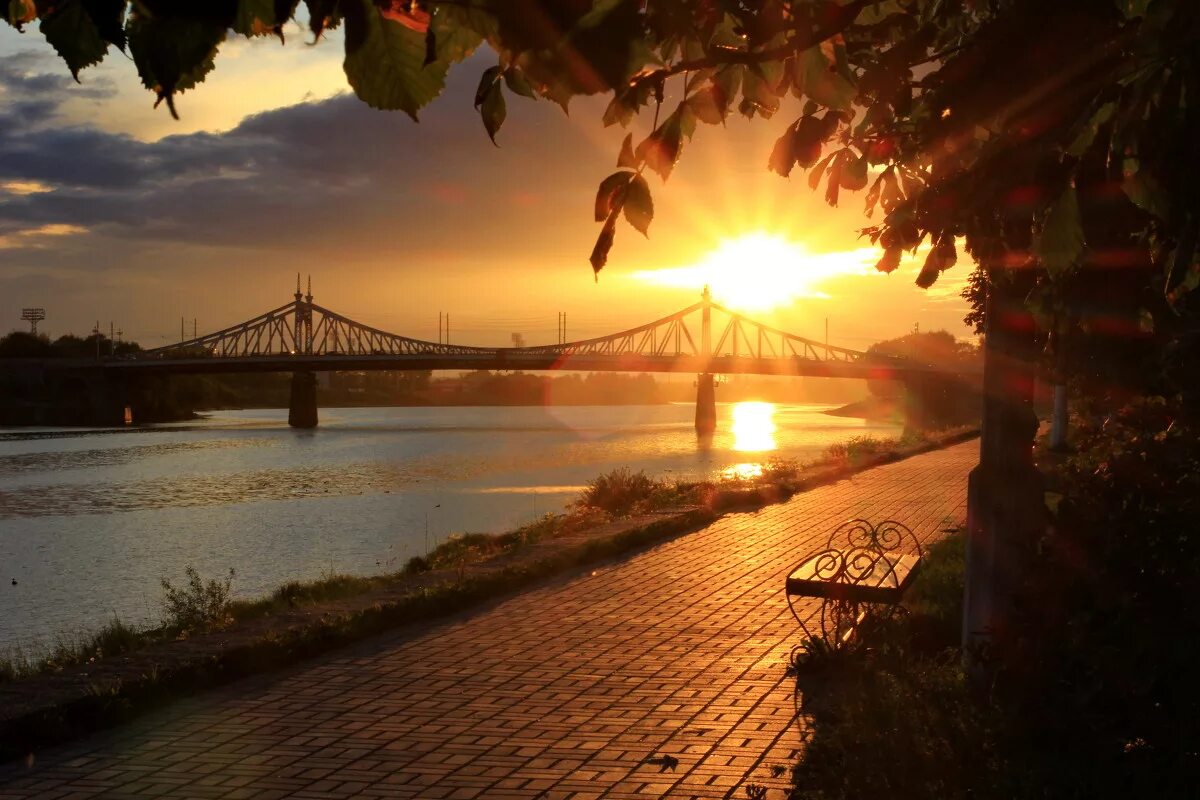 закат над мосто yf yf,tht;yjq. утро река волга ярославль. ржев набережная волги. город тверь на закате. зимнее солнце тверь.