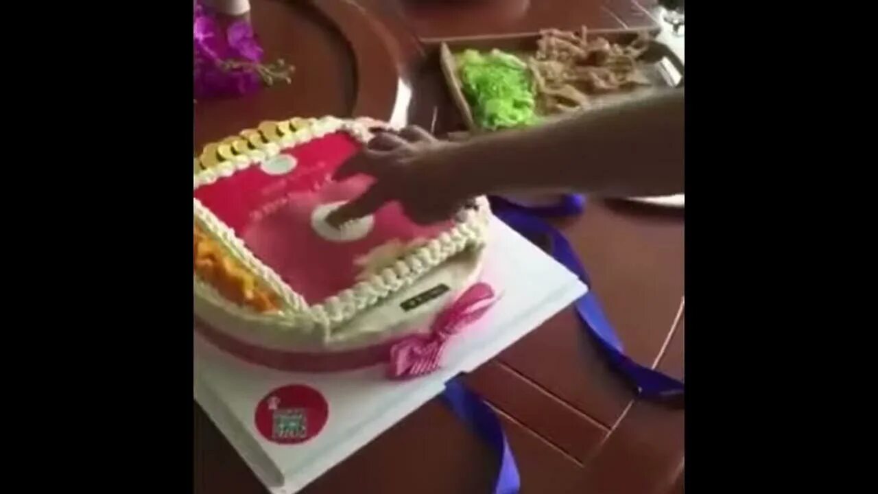 Торт несу. Несу тортик. я несу тортик. неси торт. я несу тортик мем.