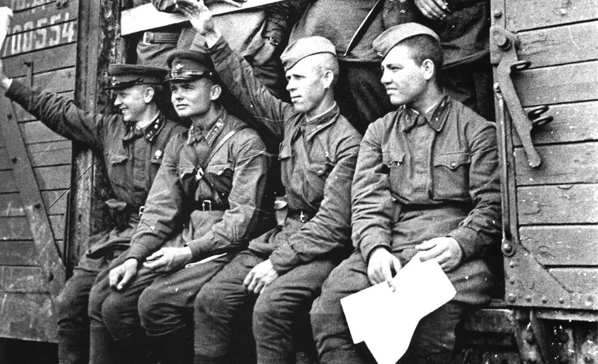 Сколько людей уйдет на войну. Эшелоны на фронт 1941. Советский солдат.