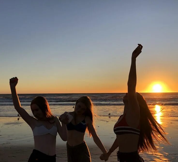 Beach friends. Sunrise with friends. Summer aesthetic pictures Beach. Myself and friends