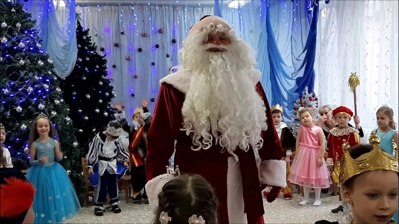 Дед мороз пляшет в детском саду. Дед мороз зажигает в детском саду на утреннике. Дед мороз зажигает. Дед мороз зажигает огни в детском саду. Дед мороз зажигает в детском саду.